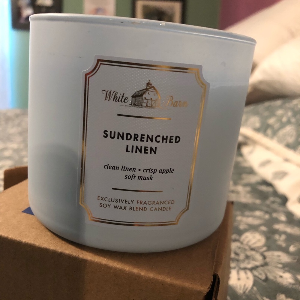 White Barn SunDrenched Linen Candle in Light Blue - Picture 1 of 4